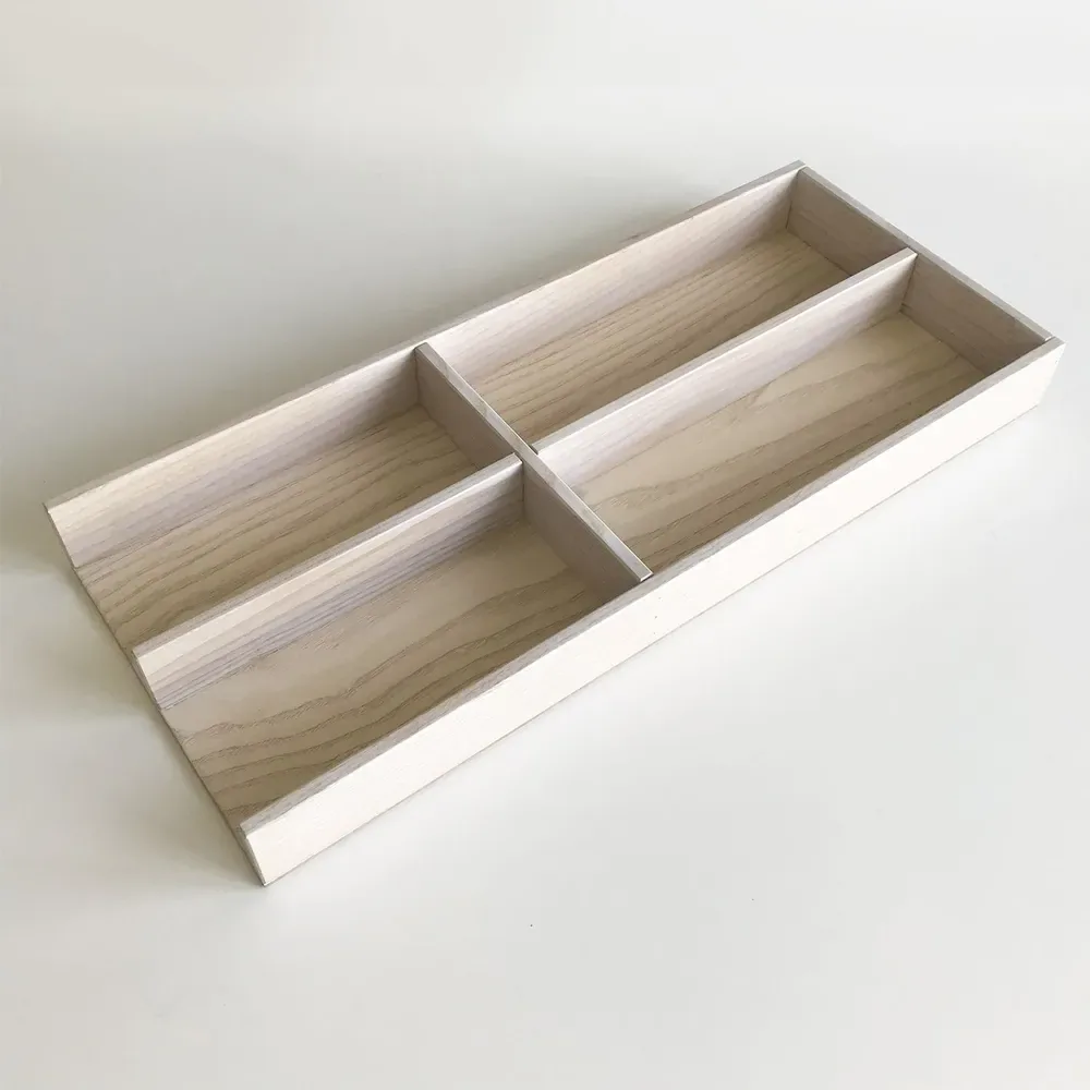 Лоток из ясеня песочного цвета для мелочей на рабочем столе